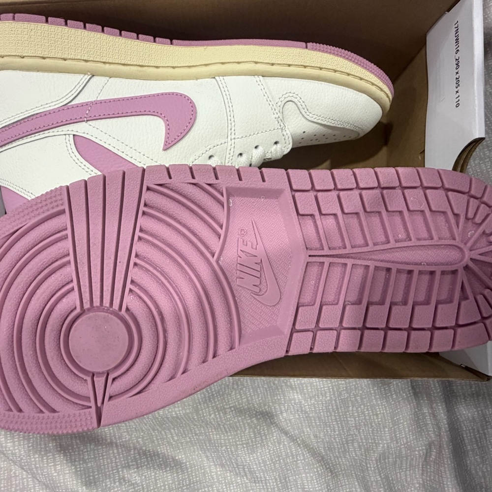 NEW Nike Jordan 1 Women's Cream and Pink High-Top Sneakers - Size 8 - Picture 5 of 6